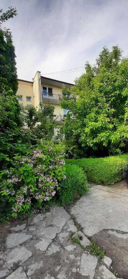 Квартира Двохкімнатна Фонтан Apartman Kamjanyi Potoki Kültér fotó